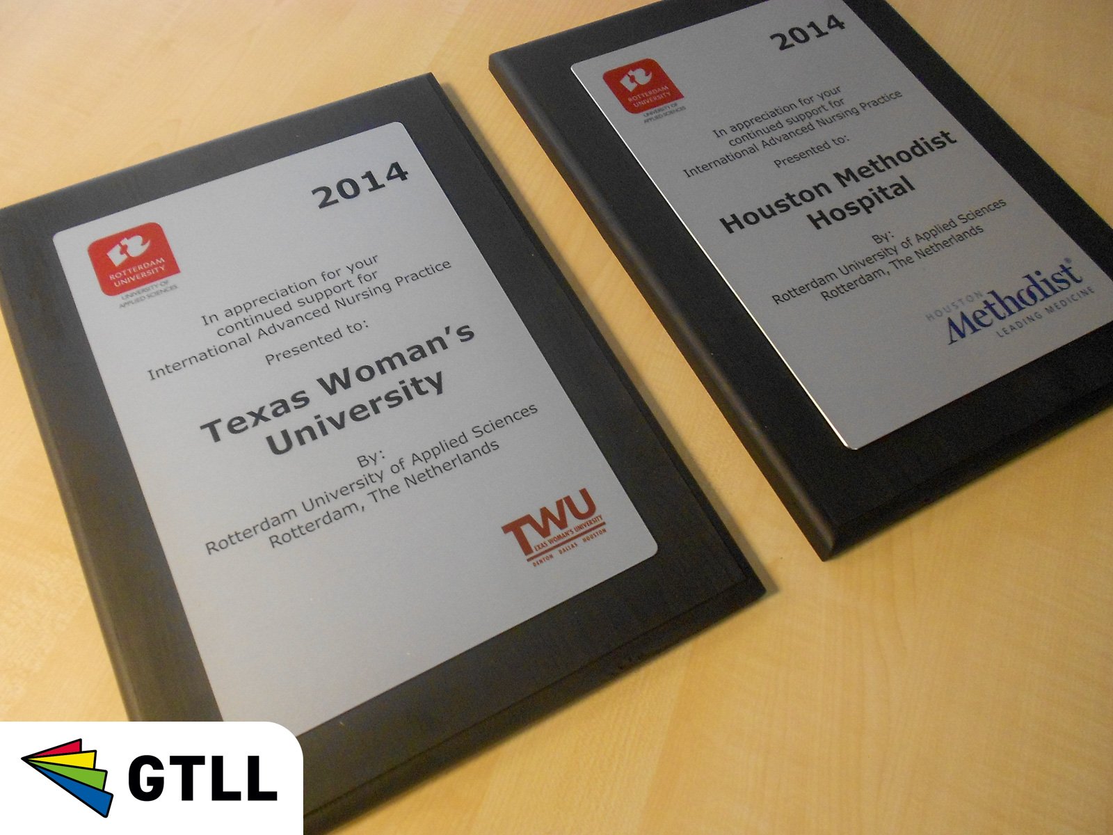 Houten lijst met aluminium plaquette voor een universiteit