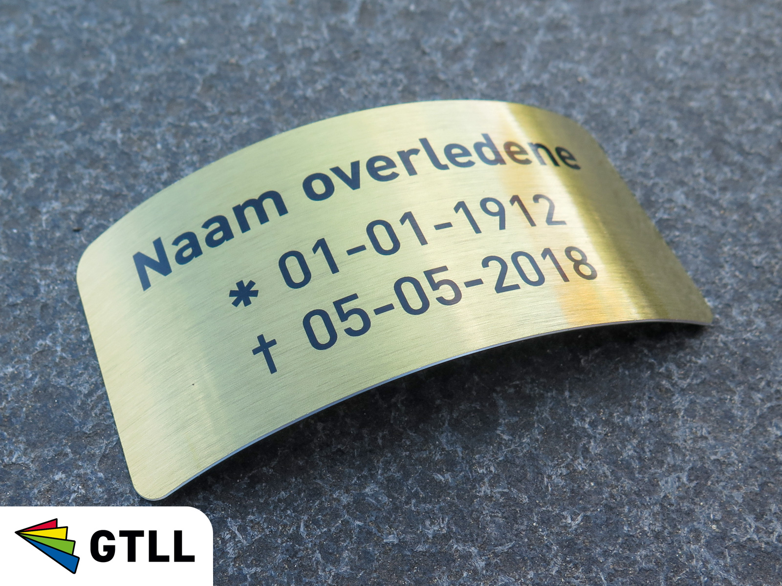 Urnplaatjes met tekst en rond gewalst