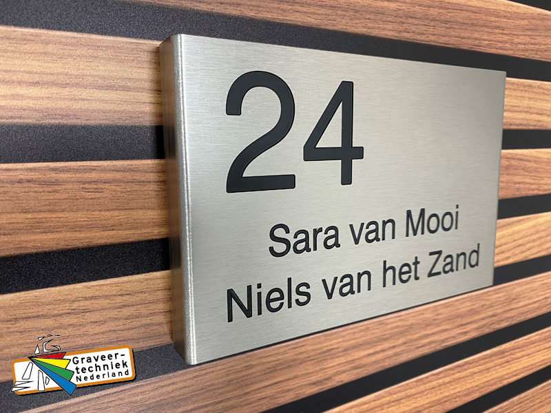 Naambord graveren, materiaal aluminium met een RVS look.