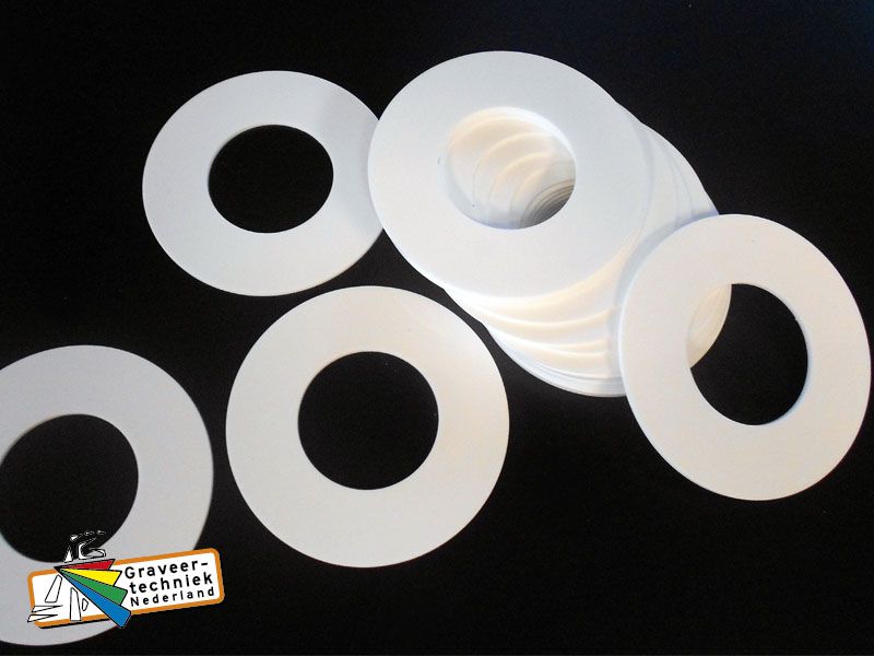 Kunststof of aluminium afdekringen op maat gemaakt, bv voor een plafond of het afdekken van gaten.