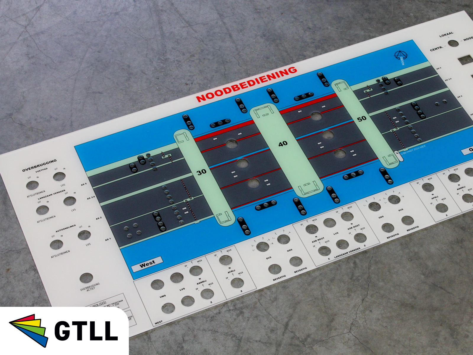 Bedieningspaneel in kleur voor de botlekbrug maasvlakte