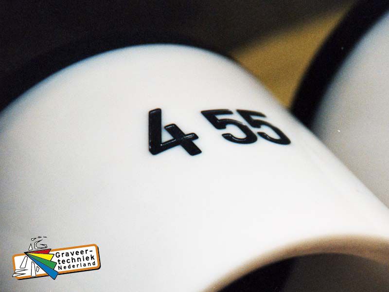 Kunststof kappen rond graveren