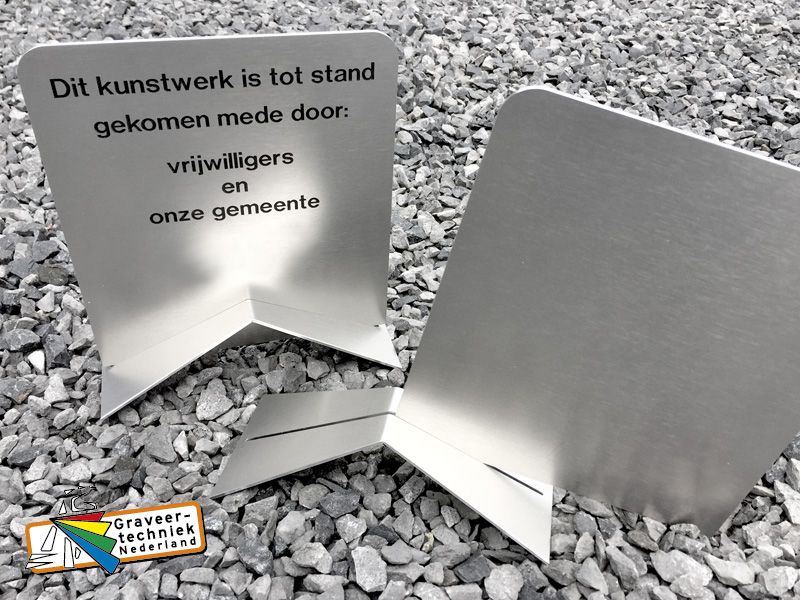 Aluminium staander met een losse inschuifplaat met tekst, bv voor plaquette