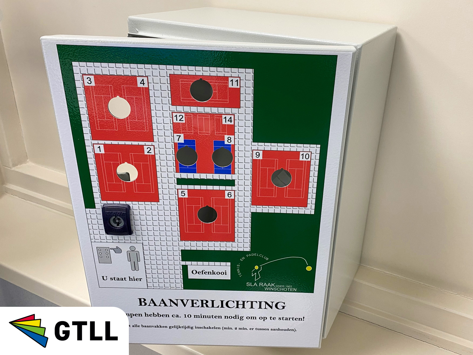 Bestaande installatiekast voorzien van gaten en plattegrond