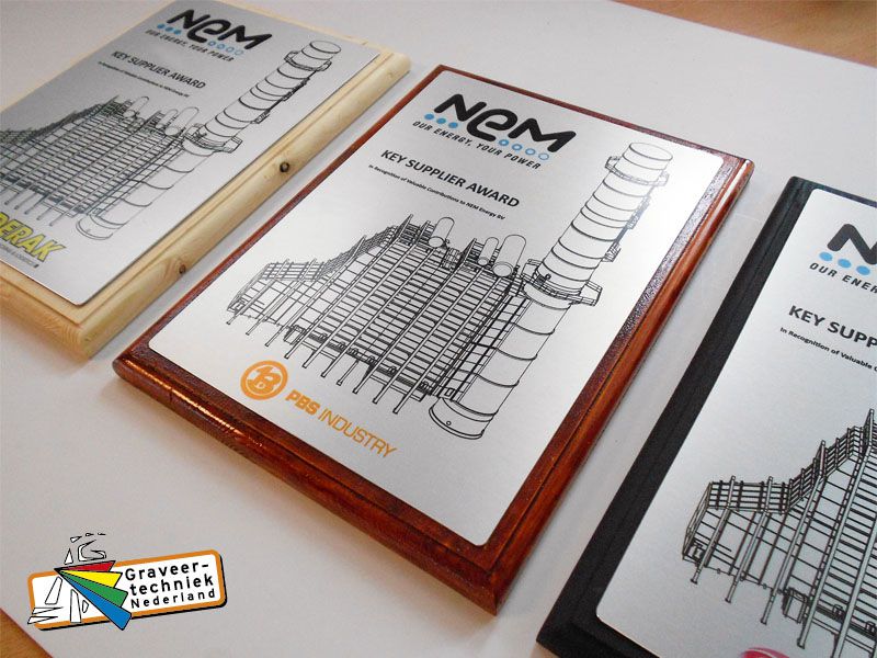 Award-plaquette met houten lijst, met A4 formaat bedrukte aluminium plaat erop