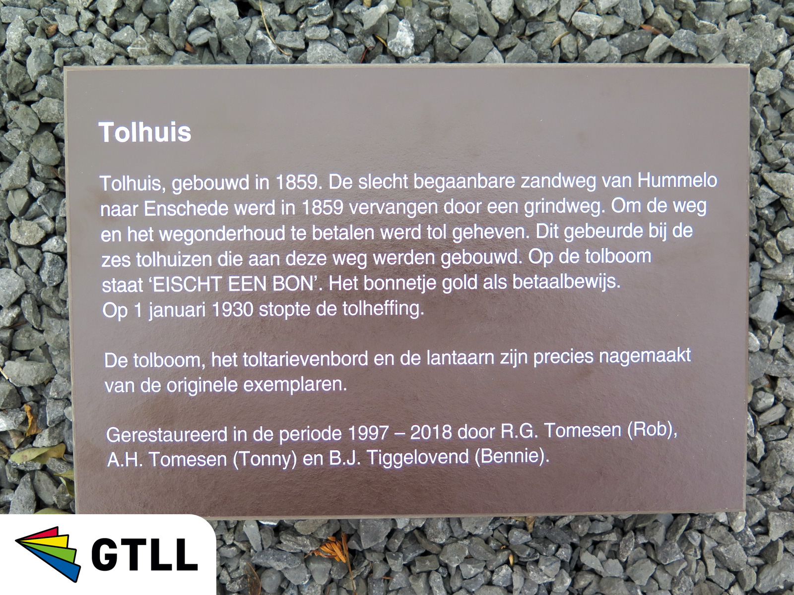 Bruine trespa borden voor monumenten anwb