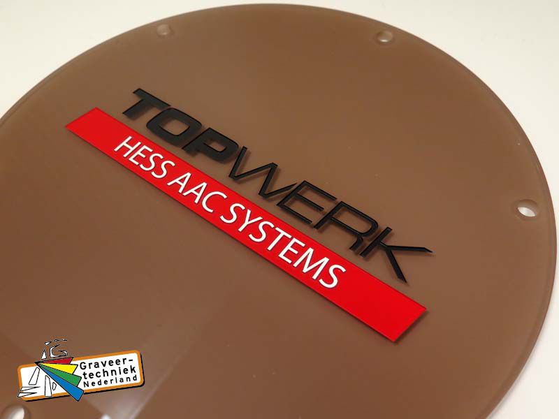 Gravure in smokeglas plexiglas platen.