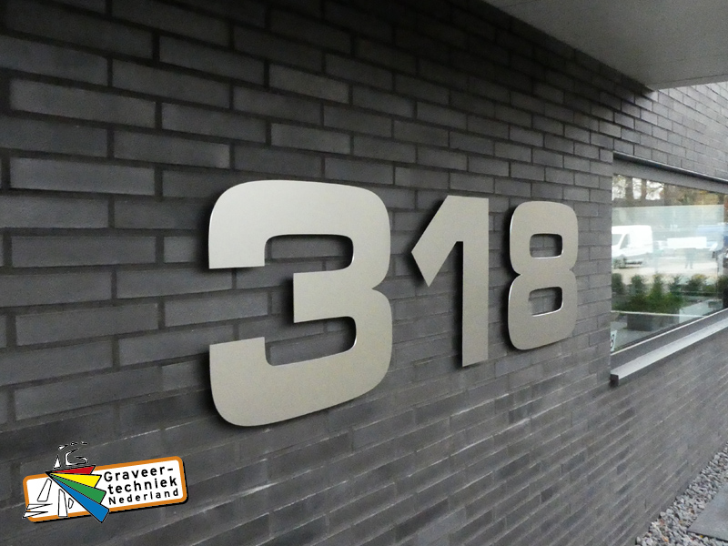 Grote huisnummers uit aluminium met een mooie RVS kleur