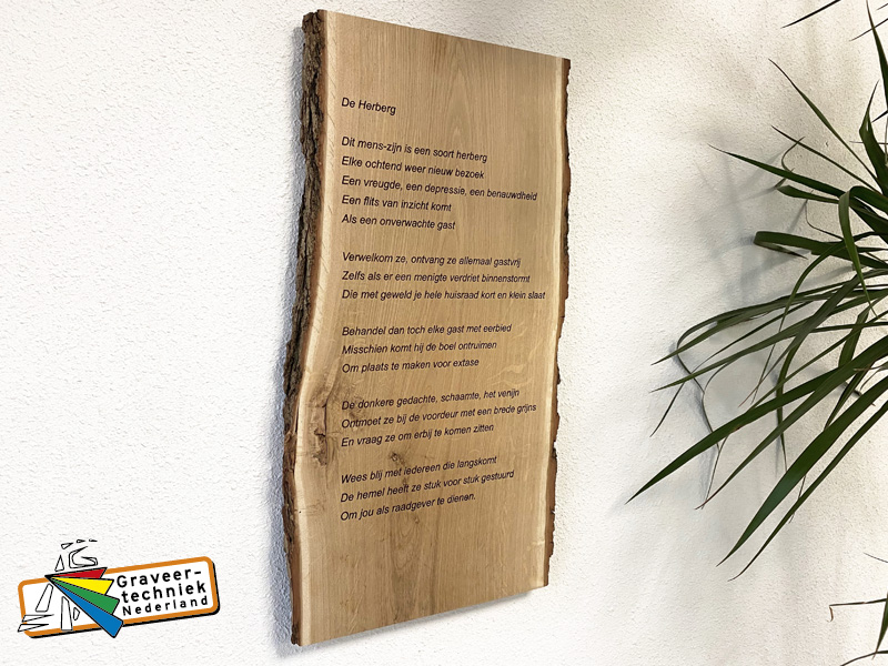 Gedicht op houten plank