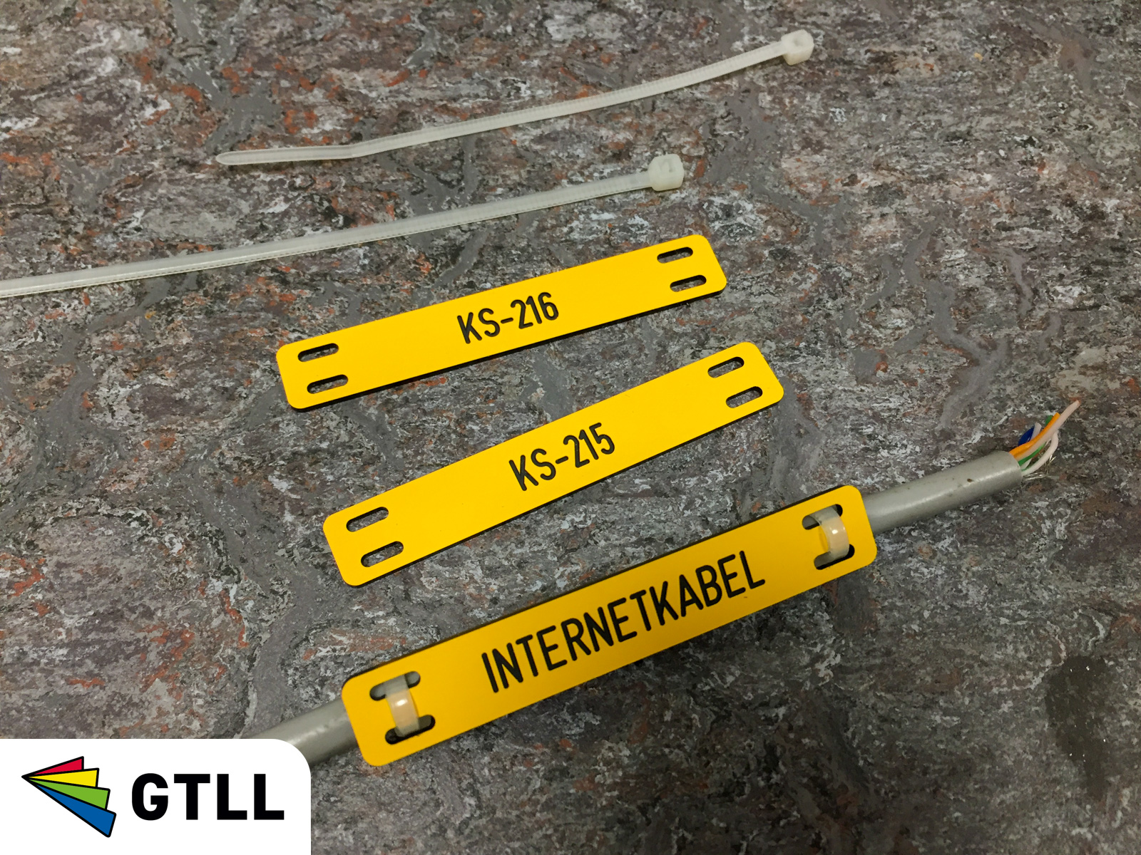 Coderingen maken op kunststof  kabellabels