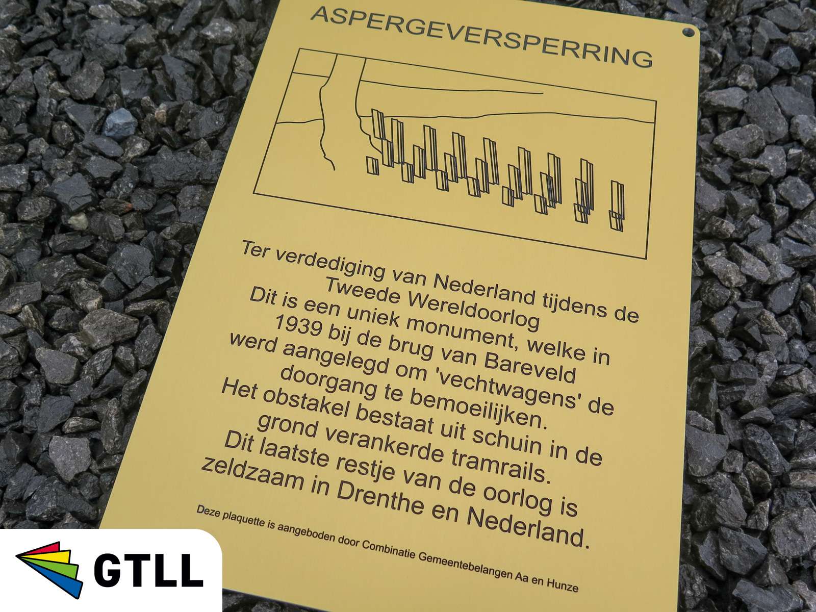 Plaquette voor monument gemaakt uit goud mat geanodiseerd aluminium