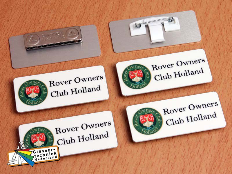 Badge bedrukt 70x30mm, aluminium met witte ondergrond, achterzijde magneet of combiclip.