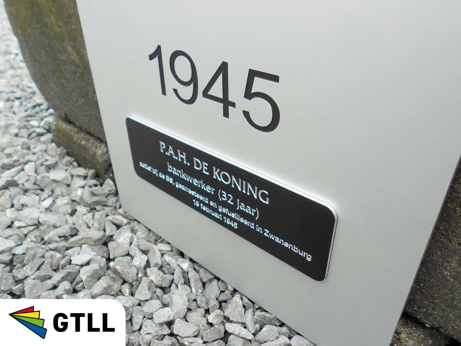 Oorlogsgraf herdenkingsnaamplaat