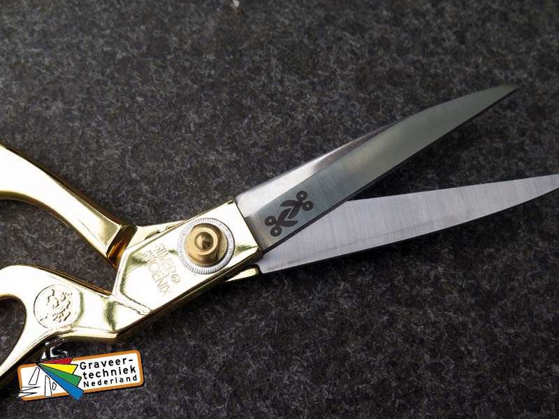 Goudkleurige RVS stofschaar voorzien van logo