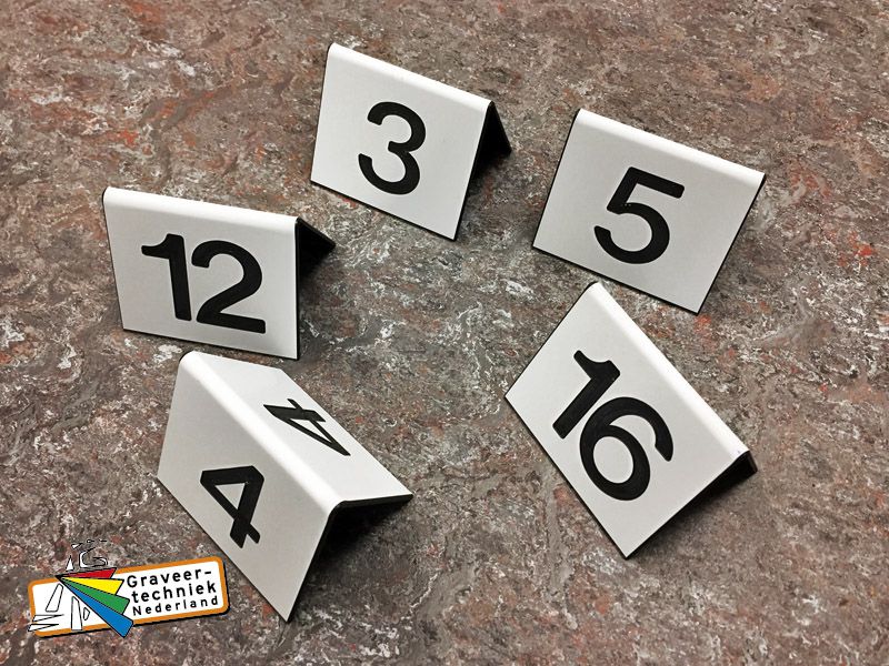 Tafelnummerbordjes, gebogen