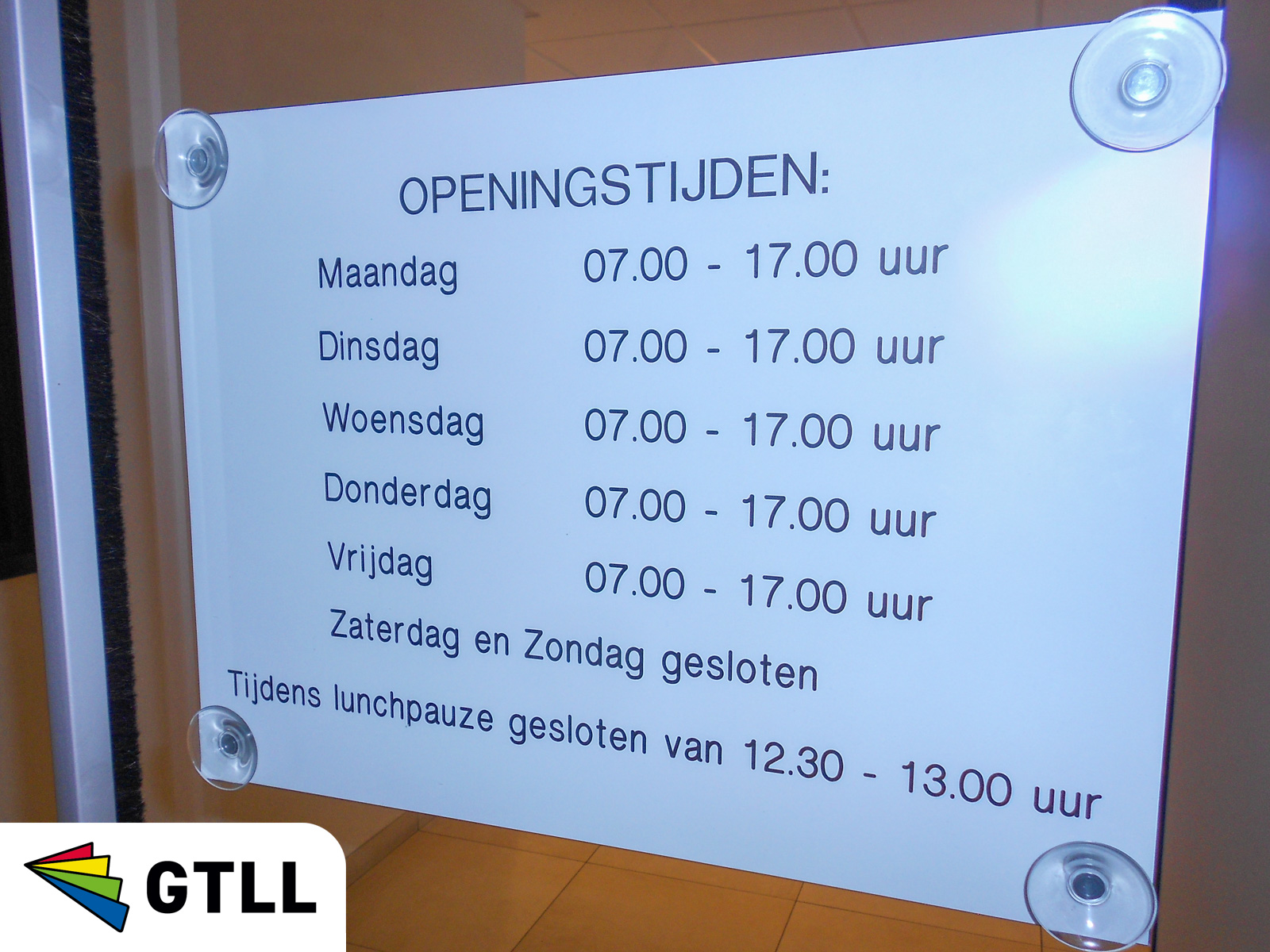 Openingstijdenbord met zuignap