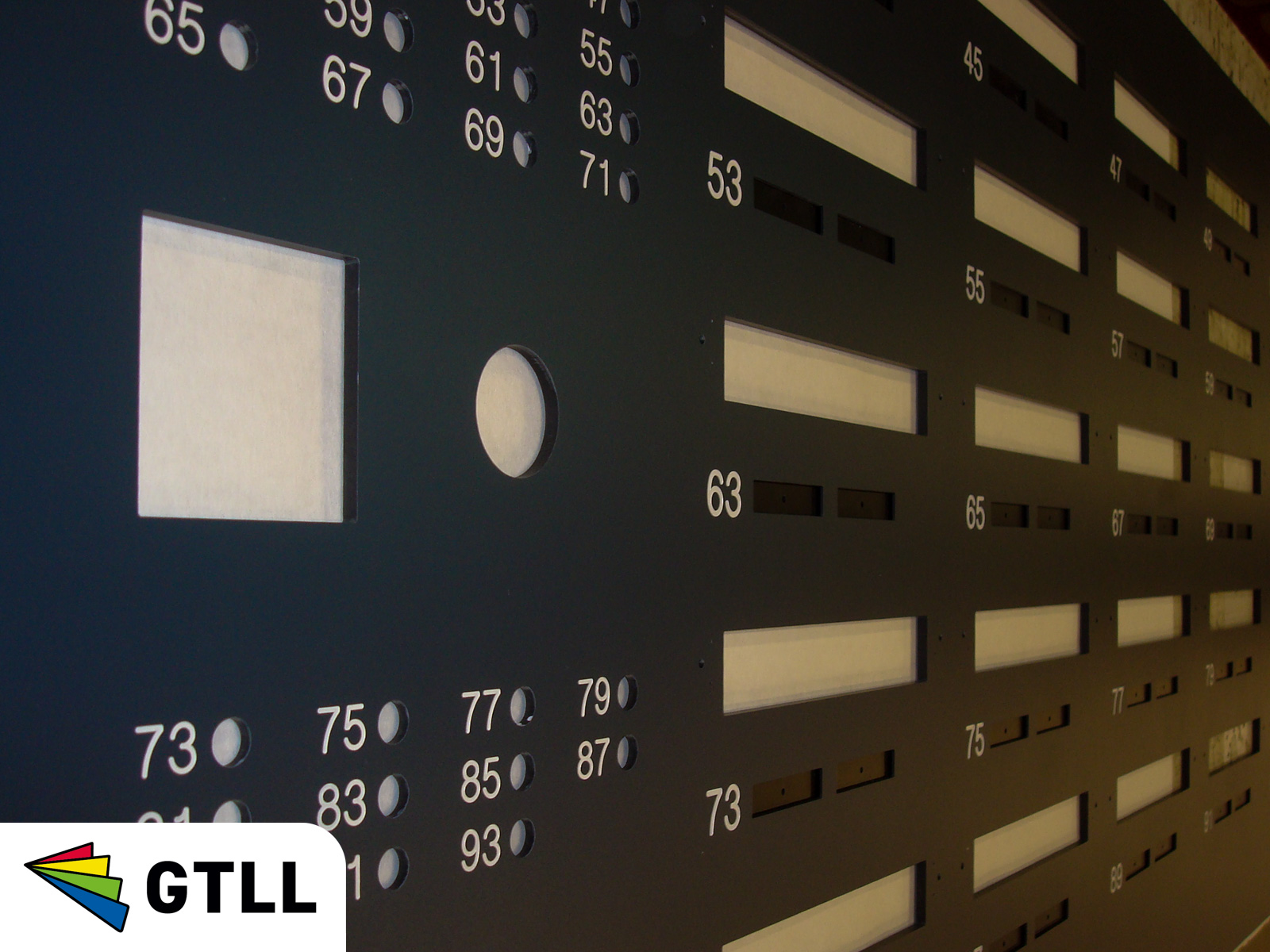 Trespa belpaneel gefreesd met beldrukkers sparingen