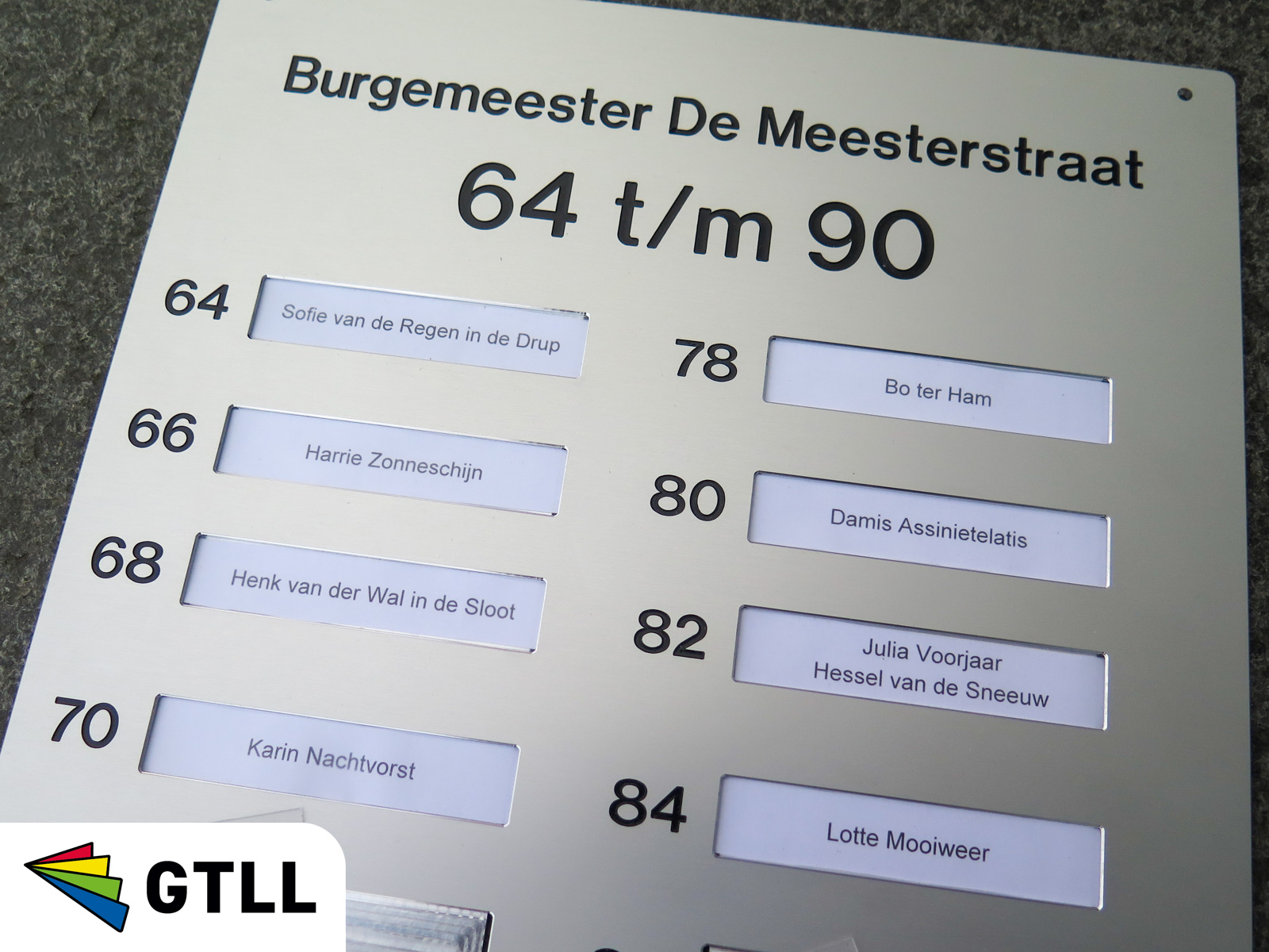 Entreebord met huisnummer en verschillende namen