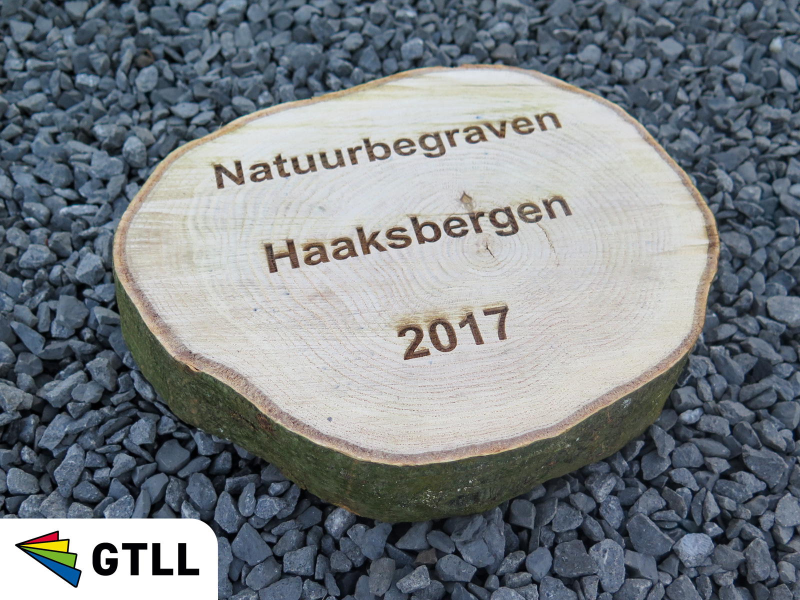 Houten schijf met schors voor natuurbegraafplaats