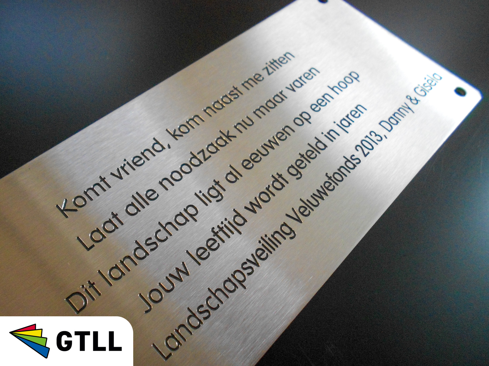 Herdenkingsplaat tekst gegraveerd in RVS