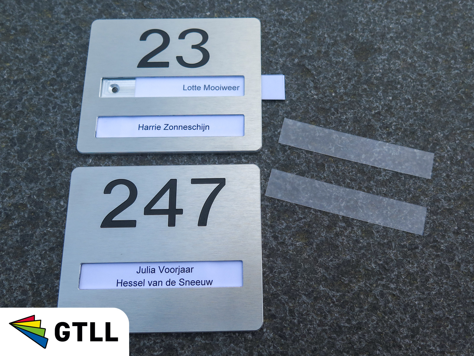 Naamhouder met kamernummer en huisnummer