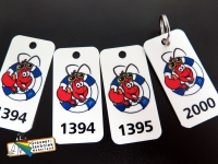 Artnr SL3060LN aluminium sleutelhanger 30x60mm met logo en nummer bedrukt, bijvoorbeeld zoals hier met witte ondergrond