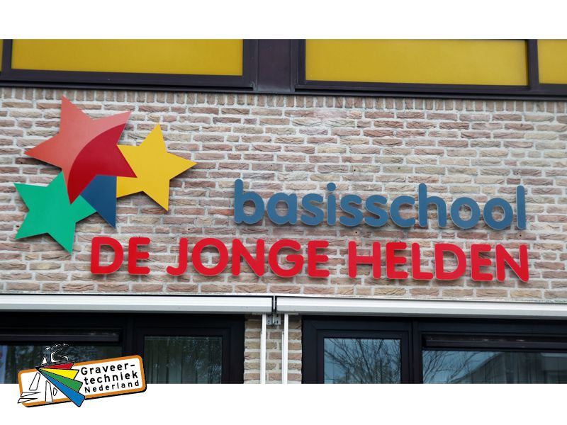 Kunststof letters voor een school, uitvoering in 8mm dik kunststof met daarop folie in kleur.
