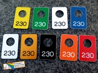 Kunststof garderobelabels met nummer.