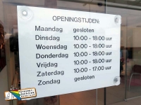 Openingstijdenbord (400x300mm of 300x225mm) voor het raam incl zuignappen