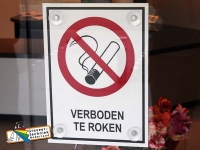 bord met zuignap op glas, verboden te roken