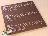 brons graveren, plaat 490x550mm, ondergrond bruin wafelstructuur, tekst opwaarts