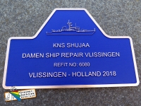 bronsplaat tekst opwaarts gegraveerd, ondergrond blauw gelakt