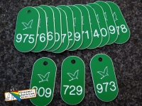 Kunststof sleutelhangers met nummer en logo