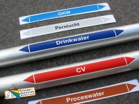 leidingsstickers, u mag zelf de tekst en afmeting bepalen in dit geval 250x26mm