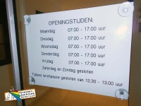 openingstijdenbord met zuignap, u mag zelf een afmeting bepalen, in dit geval was het 400x300mm