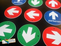 Wandelroute en fietsroute bordjes met pijlrichting.