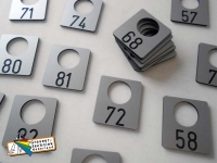 Art.nr SL354072  zilverkleurige kunststof lockerplaatje graveren 35x40mm met gat 20mm, mag in een andere standaard kleur, afmeting of gatmaat 